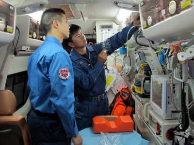 救急車内で各種資器材の取扱説明