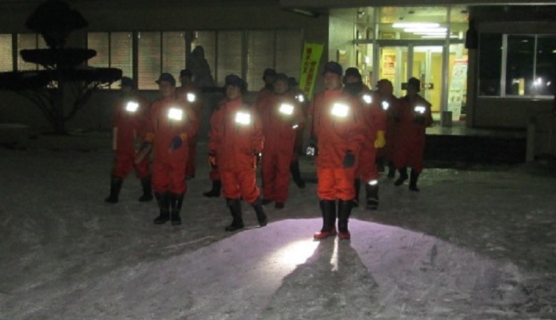 寒さ厳しい中町内を巡視する消防団員