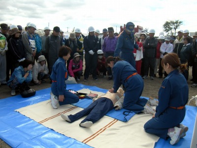 女性消防団による心肺蘇生とAED取扱いの訓練展示