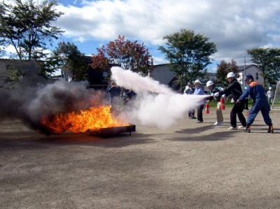 火災の発生を想定した住民による消火訓練