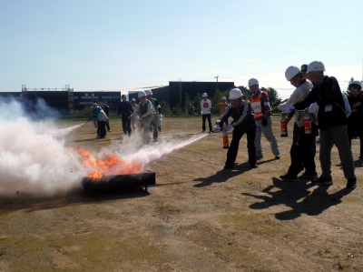 消火活動班による消火活動訓練