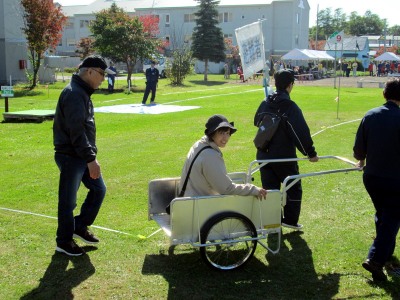 車椅子 リヤカーを使用した避難誘導訓練