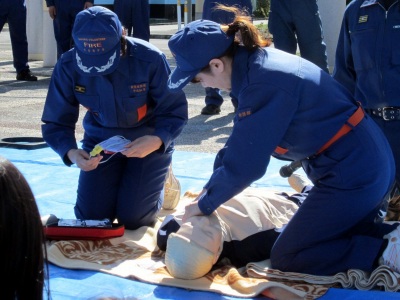 心肺停止の男性を女性団員による救命処置訓練